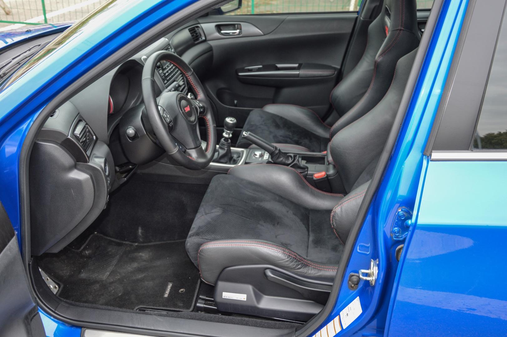 对于这台车的内饰,我是没有什么过多的期待的,sti,evo,著名的50万的车