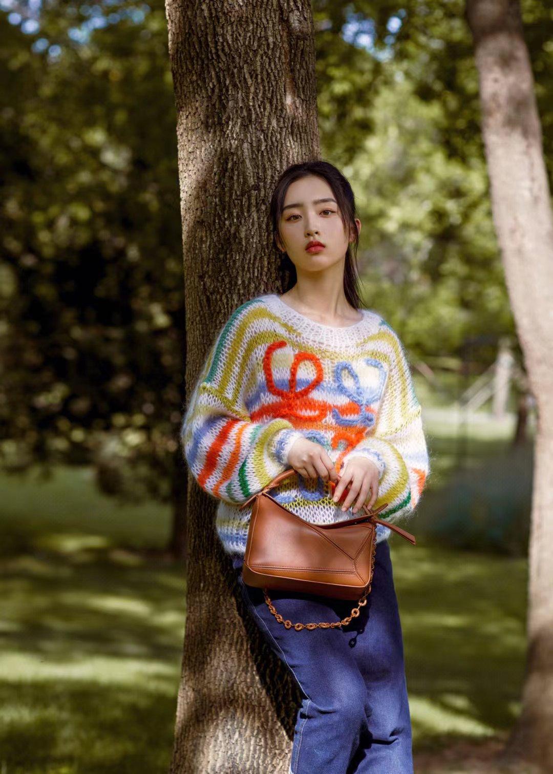 邓恩熙秋日随拍,穿印花毛衣配牛仔裤,简约舒适时尚,很有借鉴性