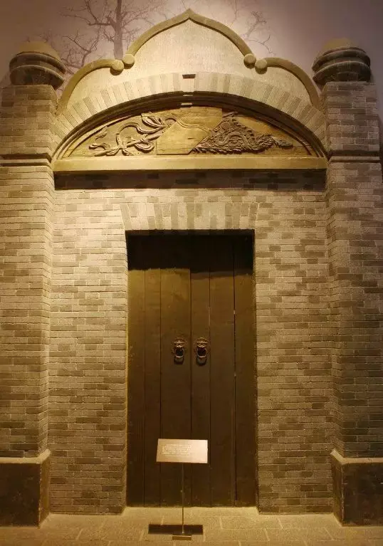 由于清朝朝廷缺乏外语和外交人才,隶属于外交部的京师同文馆(相当于