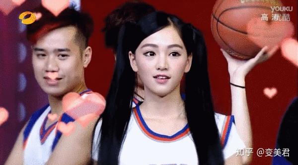 后来参加天天向上,古灵精怪的双马尾,更是惊艳了不少人.