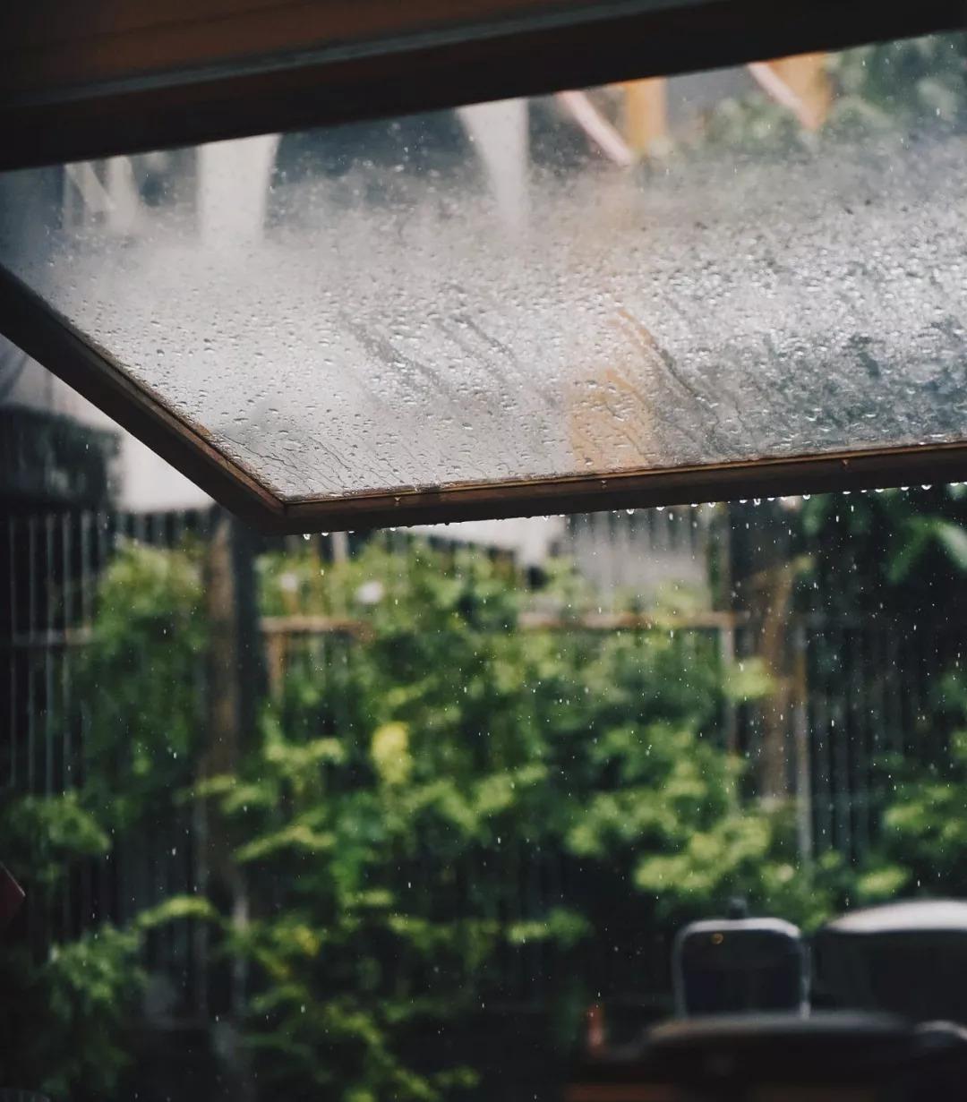 雨中窗上的水滴图片素材_免费下载_jpg图片格式_VRF高清图片500342294_摄图网