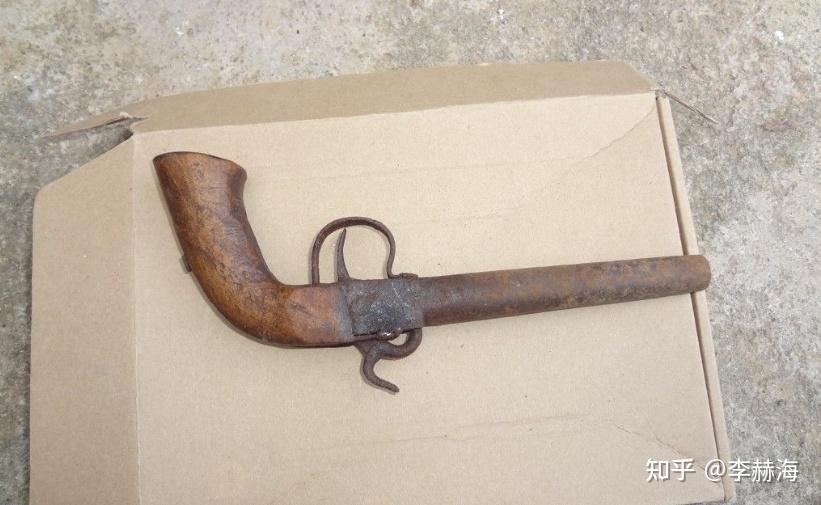 最早的手枪原型,大概是手铳,大约在14世纪早期的同