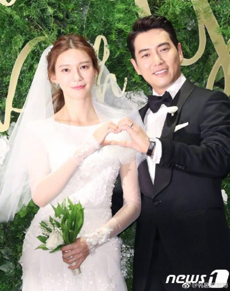 柳秀荣&朴河宣柳秀荣和朴河宣因为拍摄《two weeks》相识,虽然剧中朴