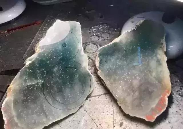 花了将近百万买来的真正老坑木那翡翠切开之后惊呆在场所有人