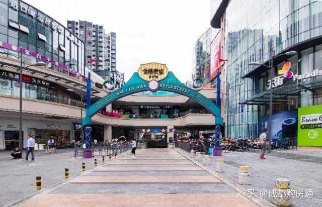 看交通:项目附近有武侯大道,智谷大道,武青西路等干道,除高峰期比较