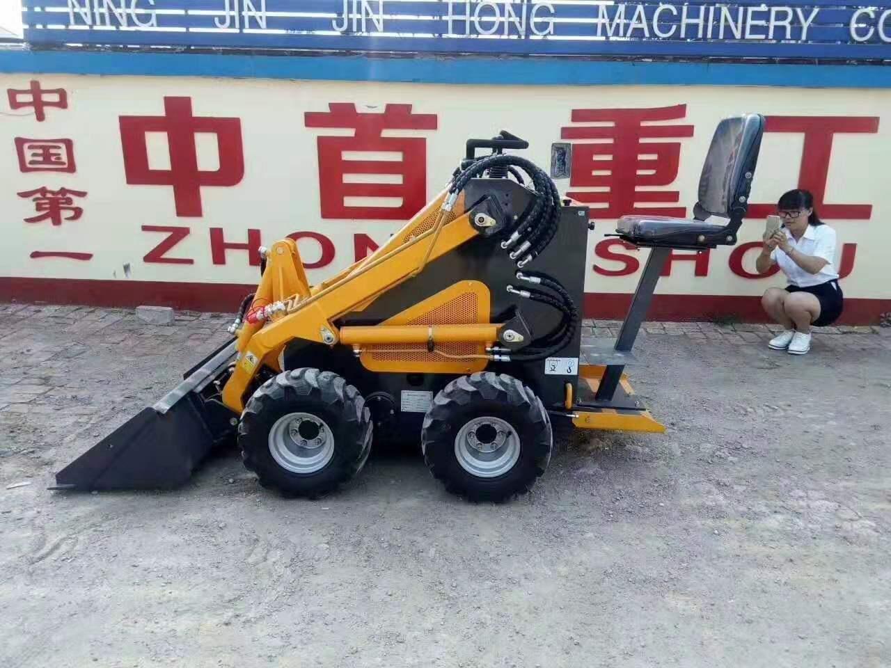 小型滑移裝載機室內拆裝小鏟車