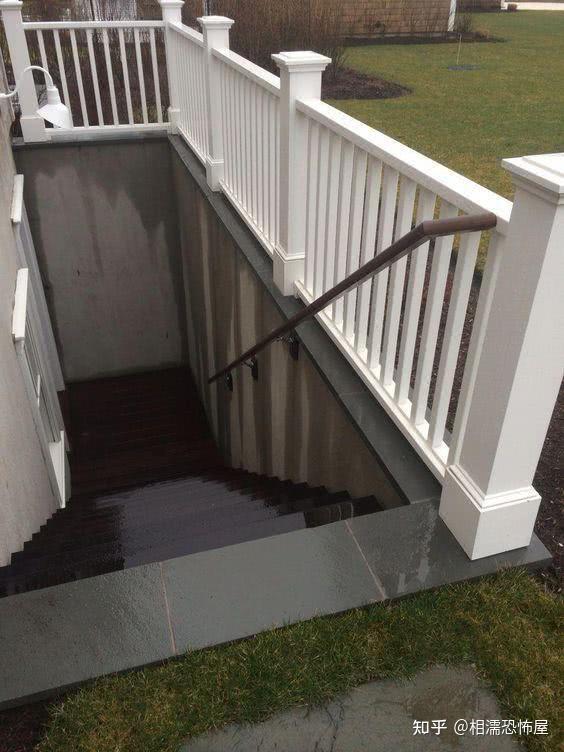 对什么东西都特别的好奇,那时候家里住一楼,会有一个楼梯通往地下室