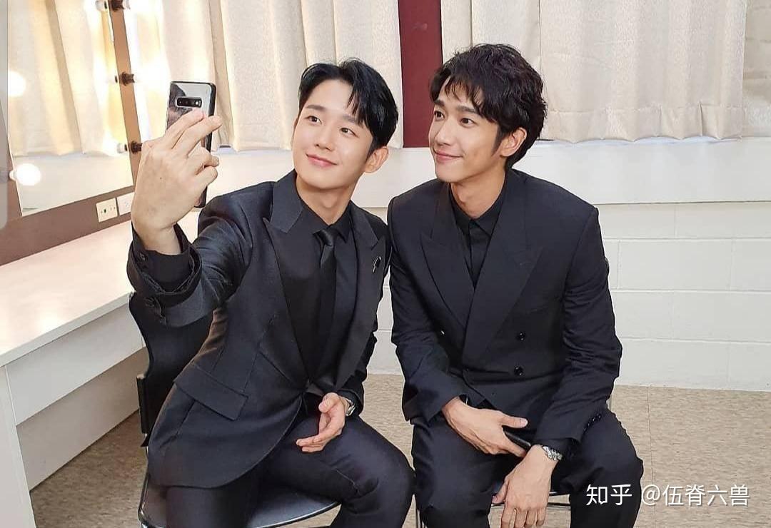 丁海寅刘以豪撞脸合照曝光动作神同步谁才是少女心收割机