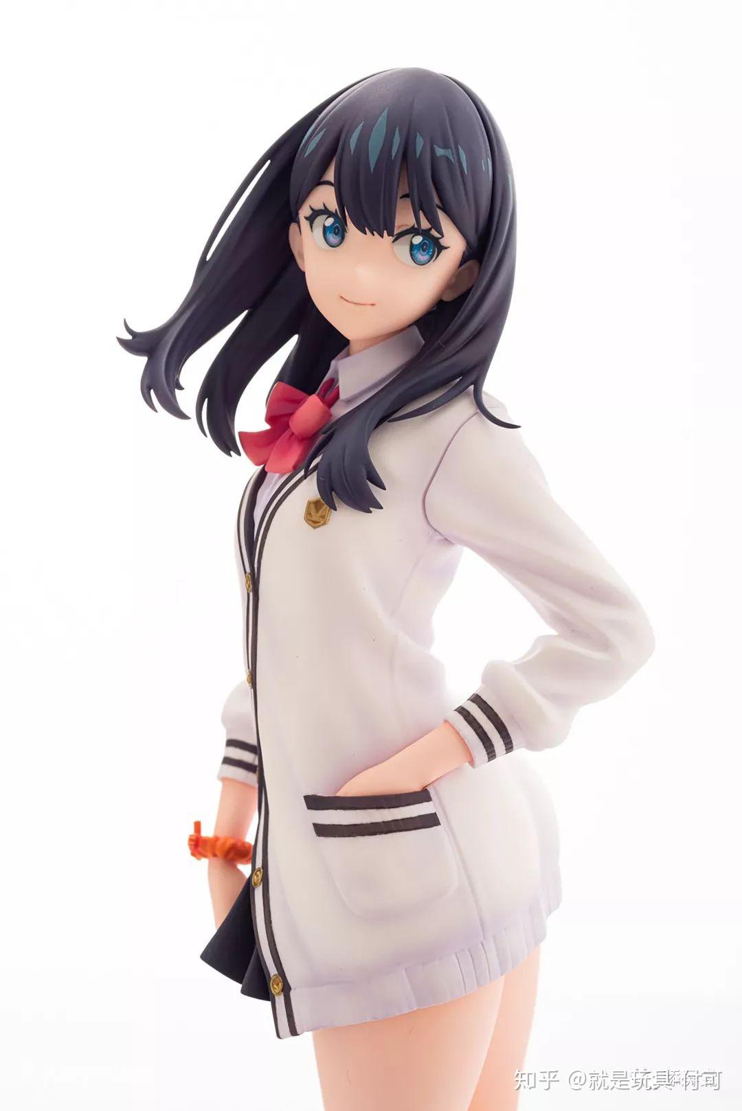 粉色的短袜搭配jk皮鞋也是青春气息逼人,这双鞋子是宝多六花入学时