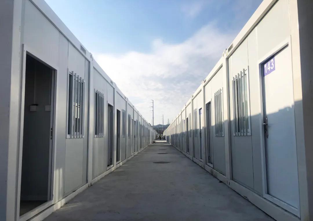 中国中铁装配支援新疆多地方舱医院建设