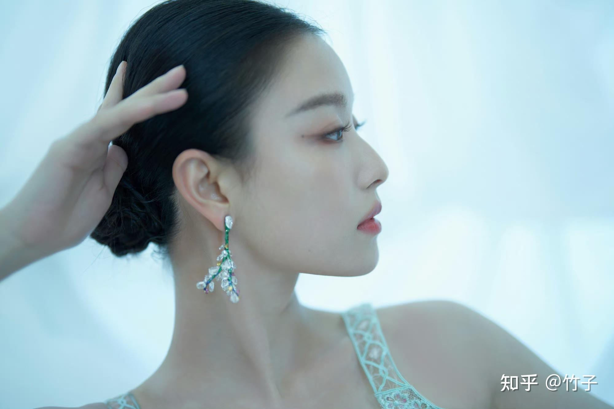 倪妮最新美照分享清清浅浅绿霓裳亦真亦幻美如梦倪妮好美啊