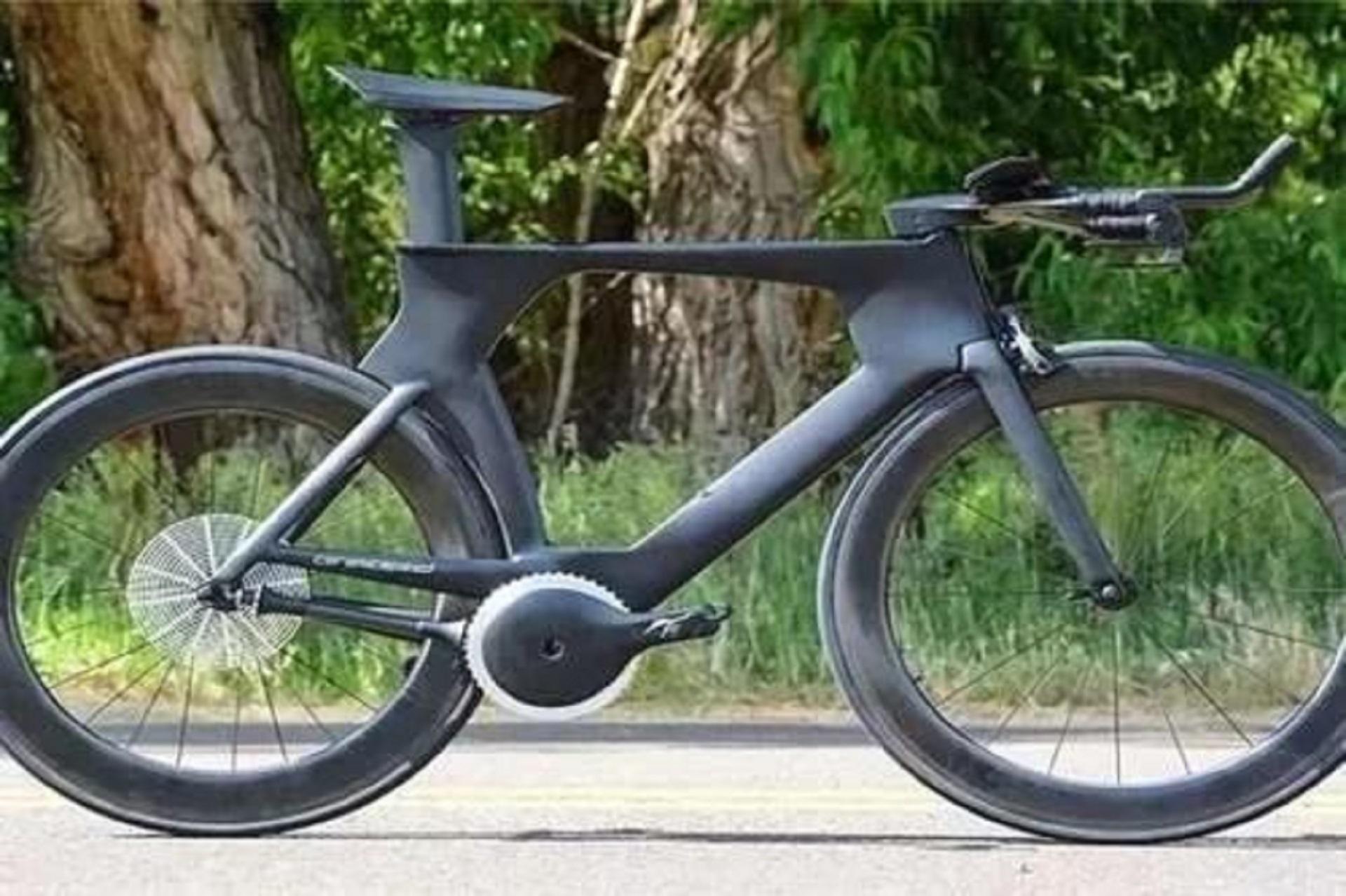 21岁大学生发明"不倒翁"自行车,不用骑自己跑