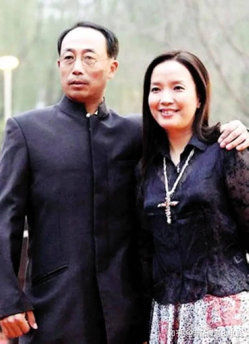 硬汉张丰毅:无情"抛妻弃子",二婚娶小12岁影迷,如今是妻管严