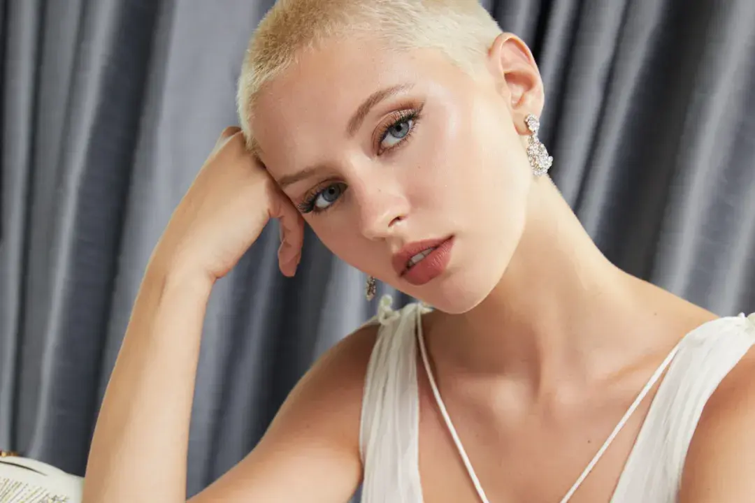 解密了,她叫iris law,今年21岁,就是裘德洛的亲生女.