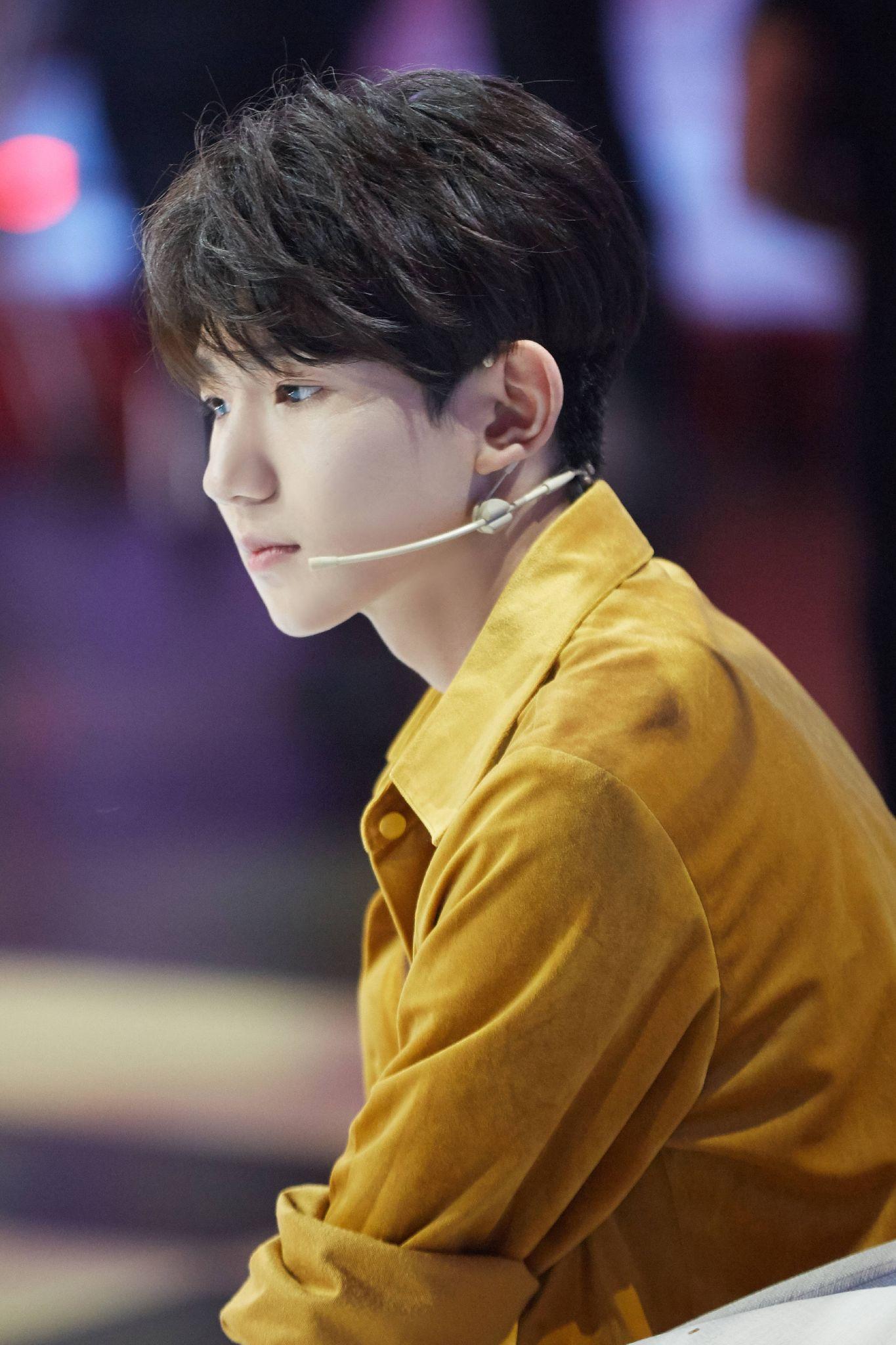 如何看待王源粉丝大规模爬墙史强?(手动狗头)