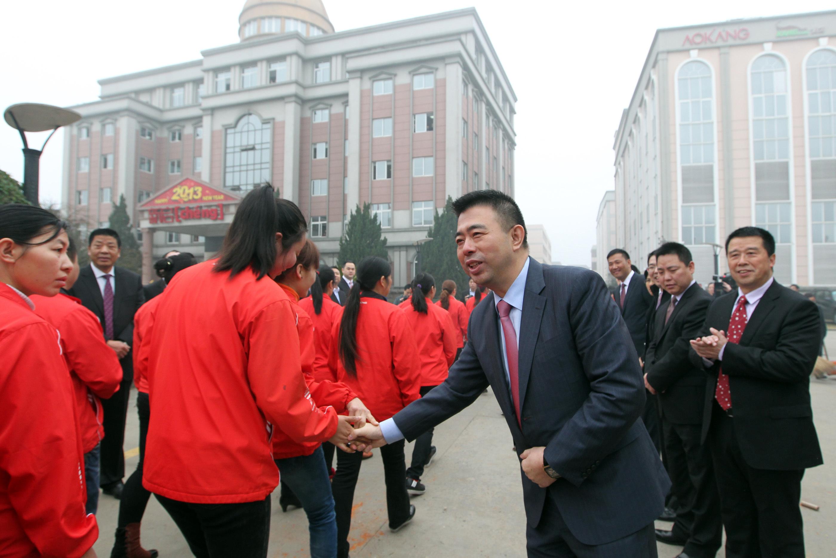 奥康集团董事长王振滔曾用"终端革命"来形容奥康在线下渠道的多次创新