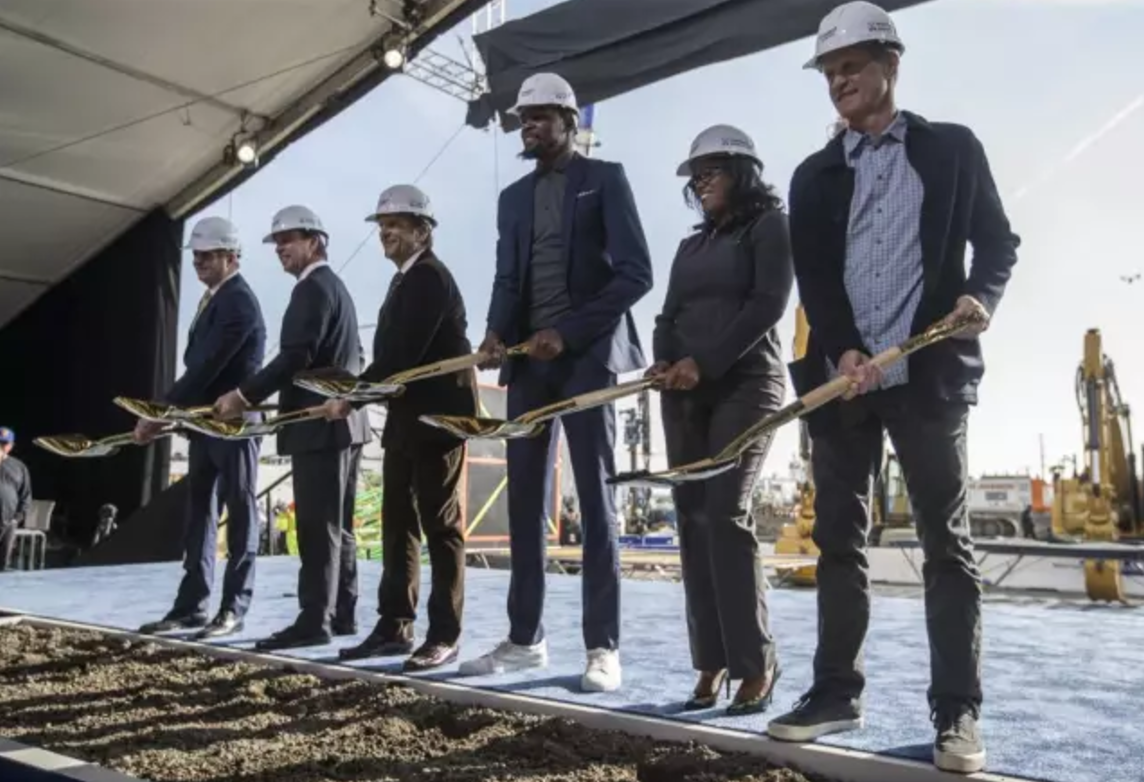 如何评价 2017 年夏季转会期杜兰特降薪续约,留