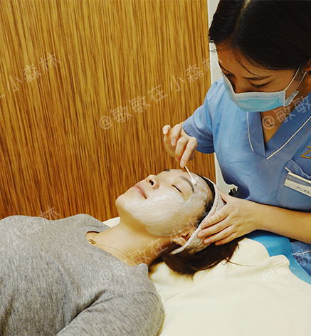 全脸敷麻药,过程大约半小时.