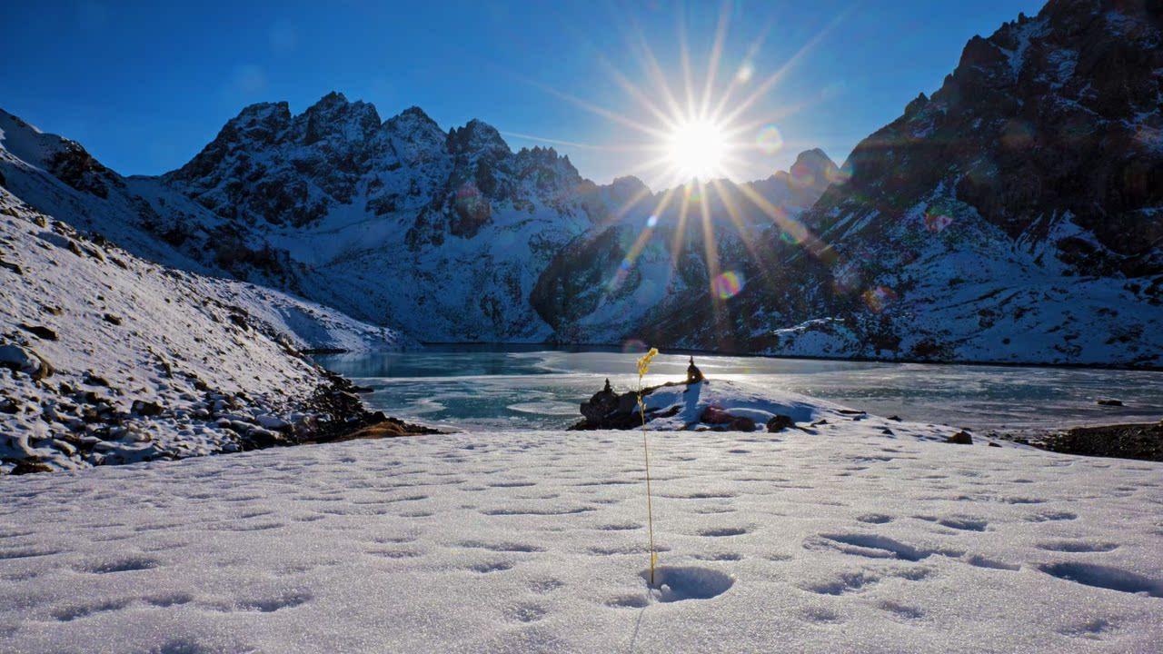 雪山冰泉烟弹图片