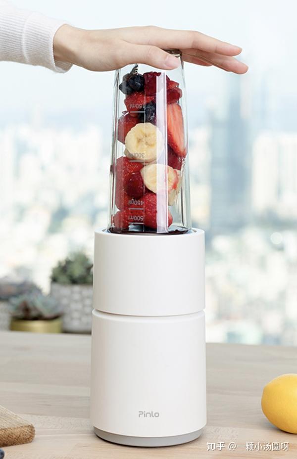 三,插电式便携榨汁机(刀片在底座)