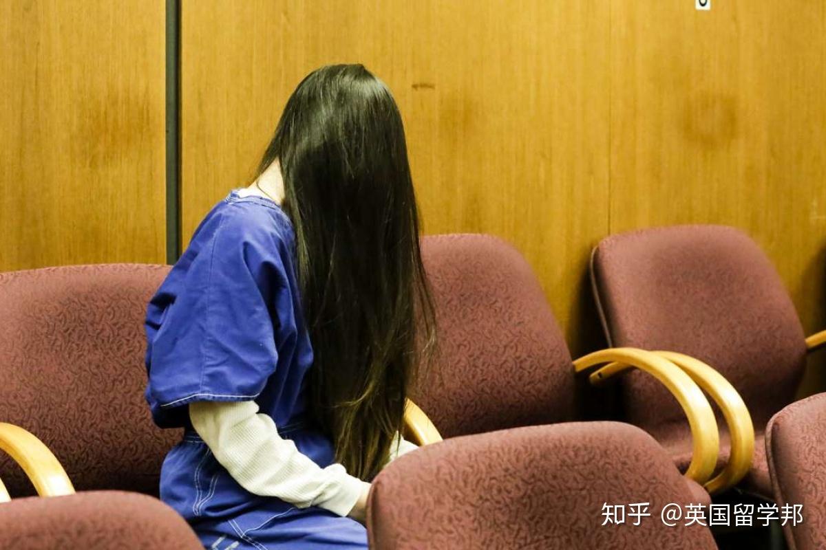 两名中国留学生在美暴力群殴同伴,将受害人刘怡然衣服扒光用烟头烫,用