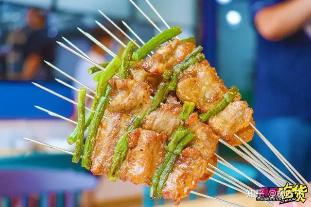 蒜台羊排孜然的香气覆盖其上.