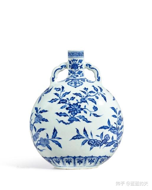 中国　大清雍正年製款　青花　唐草龍花文　遊環双耳瓶　V　R7172B A blue and white handled vase, hu, Mark and period of