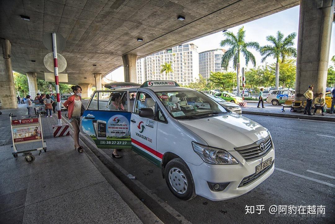 请认准下面的图片一定要找正规出租车当你初到越南机场,准备打车去