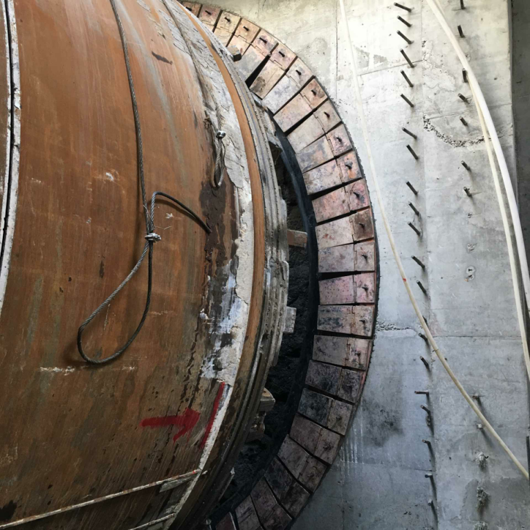 负环进场下方端头井时候下方严禁站立无关人员,另外在管片吊机吊起