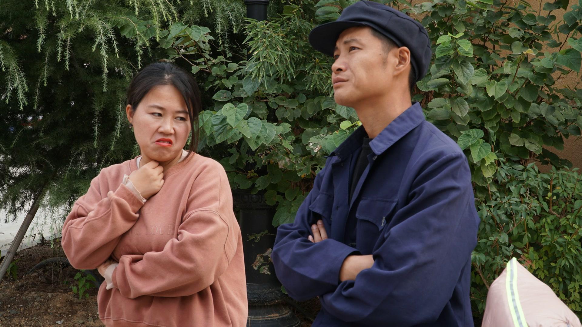 农村小伙偶遇同村美女俩人坐一起吹牛一个比一个厉害都是人才