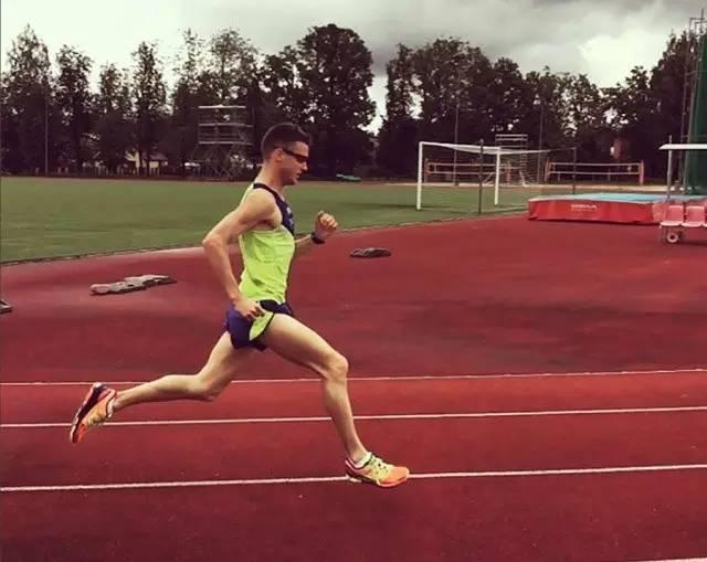 第一  学会赤脚跑其实人类在进化初期还是用脚前掌跑步的,因为脚前掌