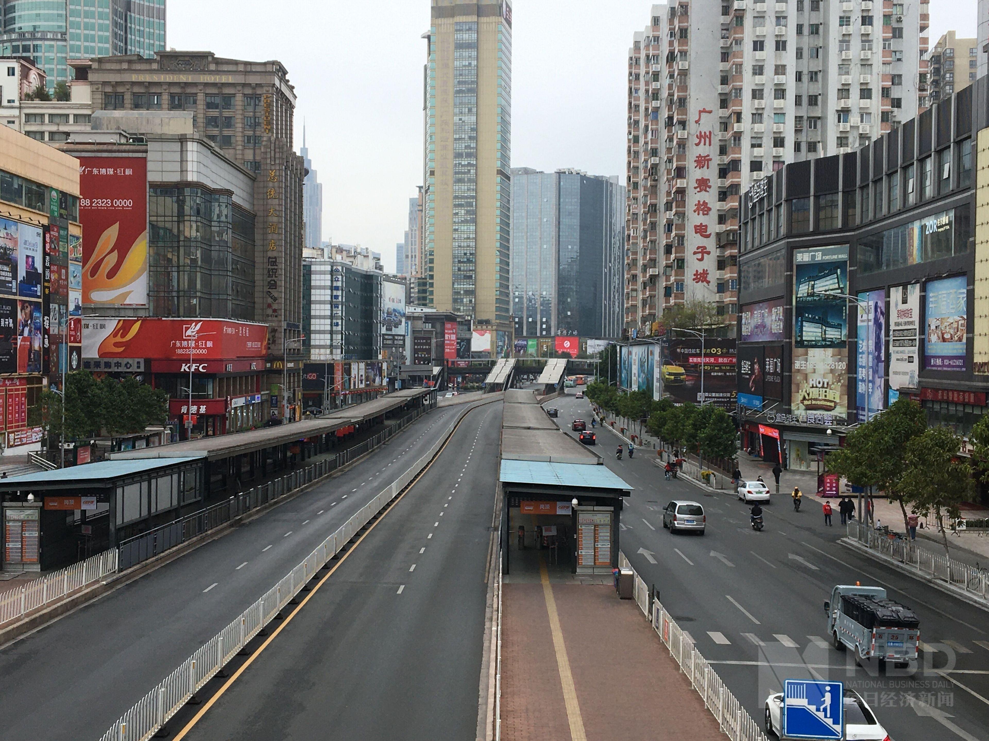 新型冠状病毒影响下的广州主干道车辆稀少公共场所测体温全面铺开