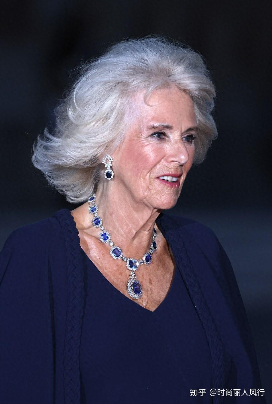 斗篷蓝裙配蓝宝石项链好惊艳,布丽吉特输了 - 知乎