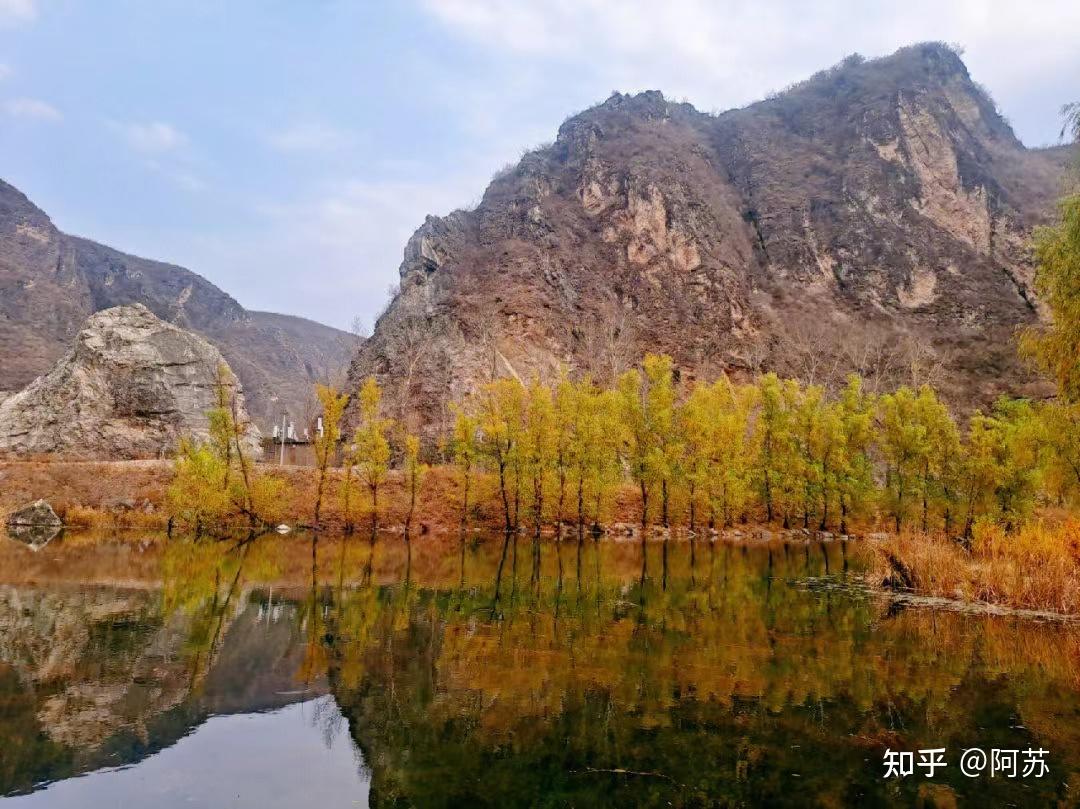 湖水清澈 與後面的群山相映像一幅畫景區景點:奶山湖自駕推薦路線