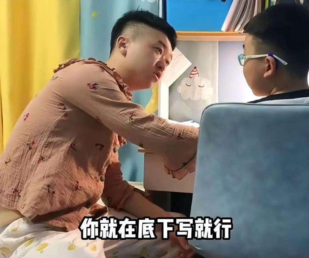 爸爸辅导儿子写作业被气出了痛苦面具不成想被睡衣抢了镜