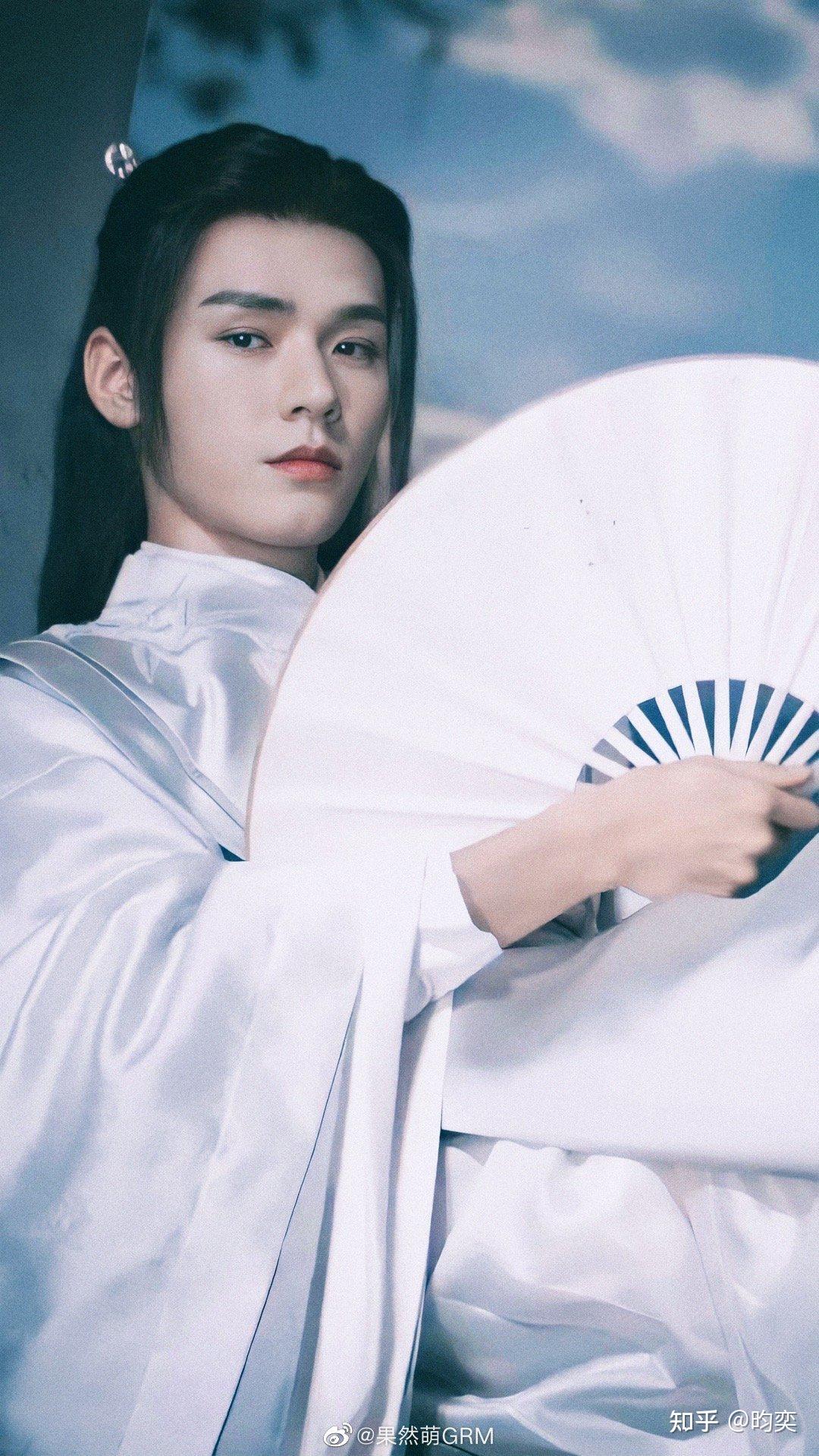 初见温客行,第一眼便爱上了,翩翩公子,温润如玉,一把折扇,白衣清净