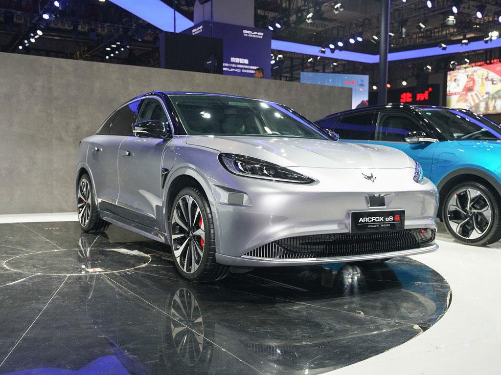 满身黑科技极狐阿尔法shi版量产验证车下线