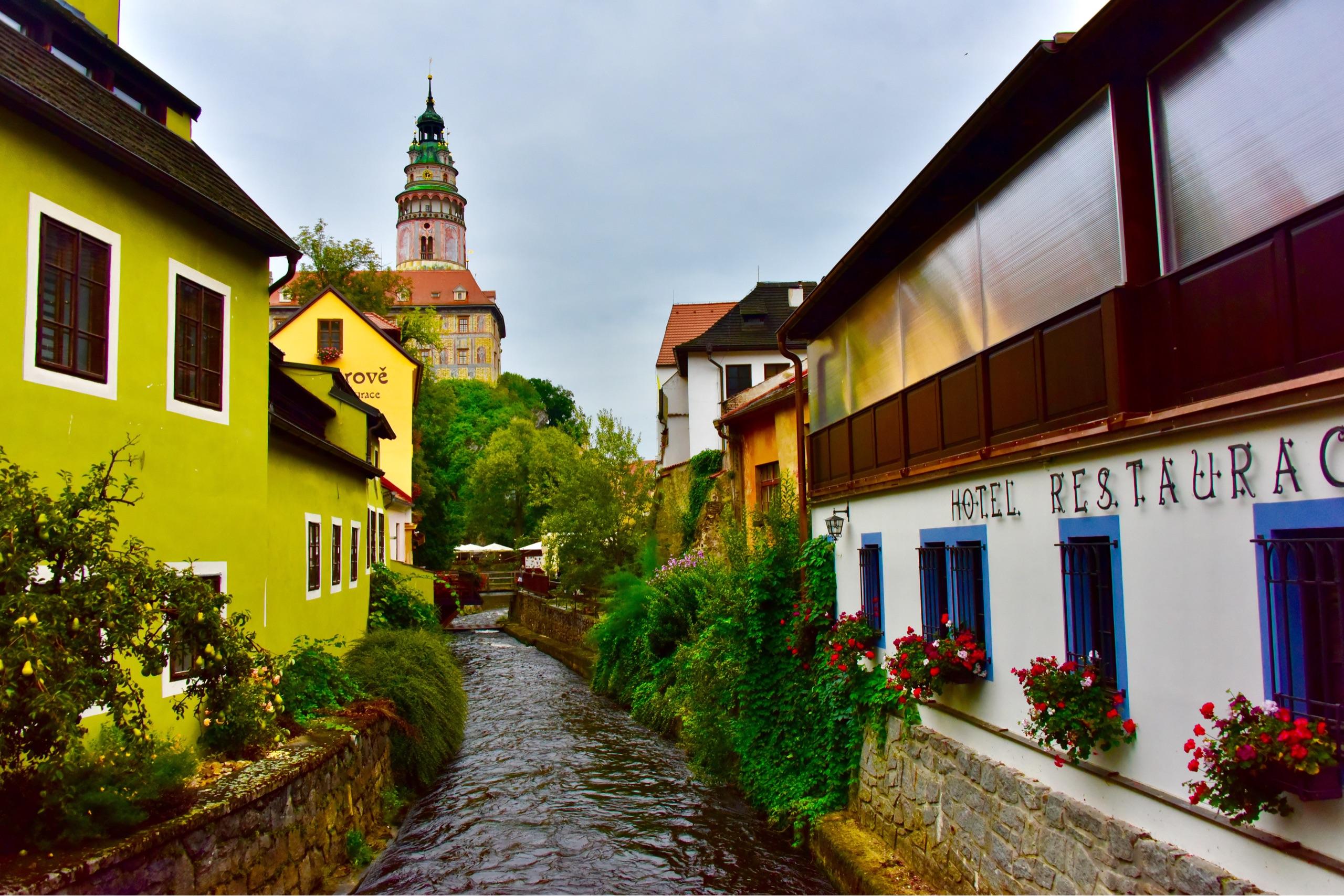捷克最美古老小镇克鲁姆洛夫被蜿蜒的伏尔塔瓦河环抱着是世界文化遗产
