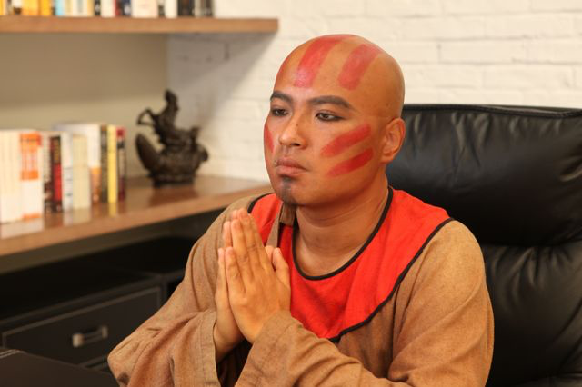 不过相比最开始在猫扑带着纸糊的面具解说游戏,这时候的易小星,已经