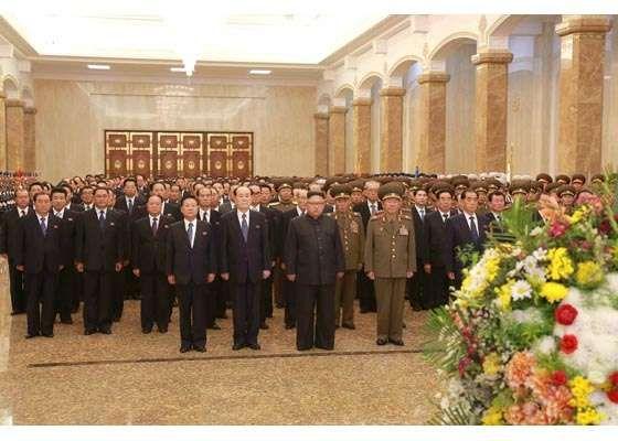 配图上,常委排位也是金永南→黄炳誓→朴凤柱→崔龙海但是到了全会上