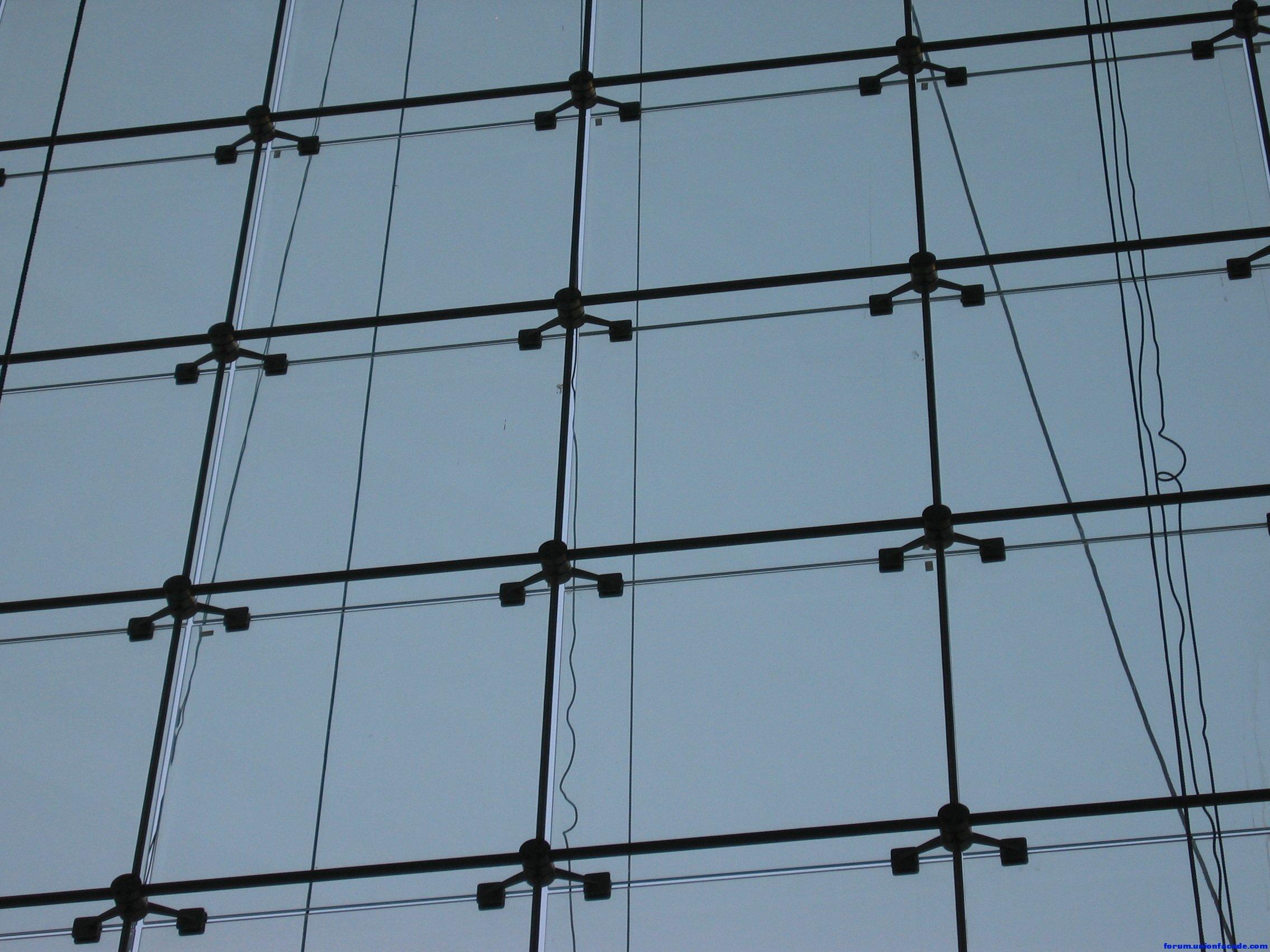 结构层索网玻璃幕单层索网玻璃幕墙和一般钢桁架不一样,从静力学角度