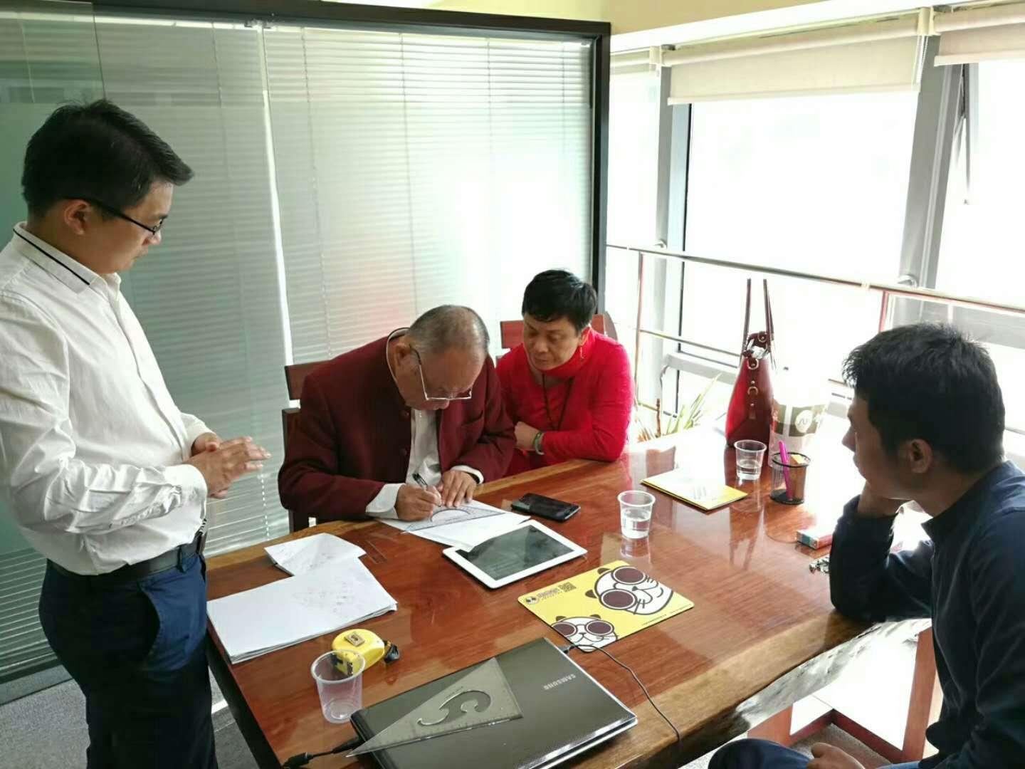 去年11月初,应客户之邀到北京去看风水,陪同客户出现的还有一个很有范