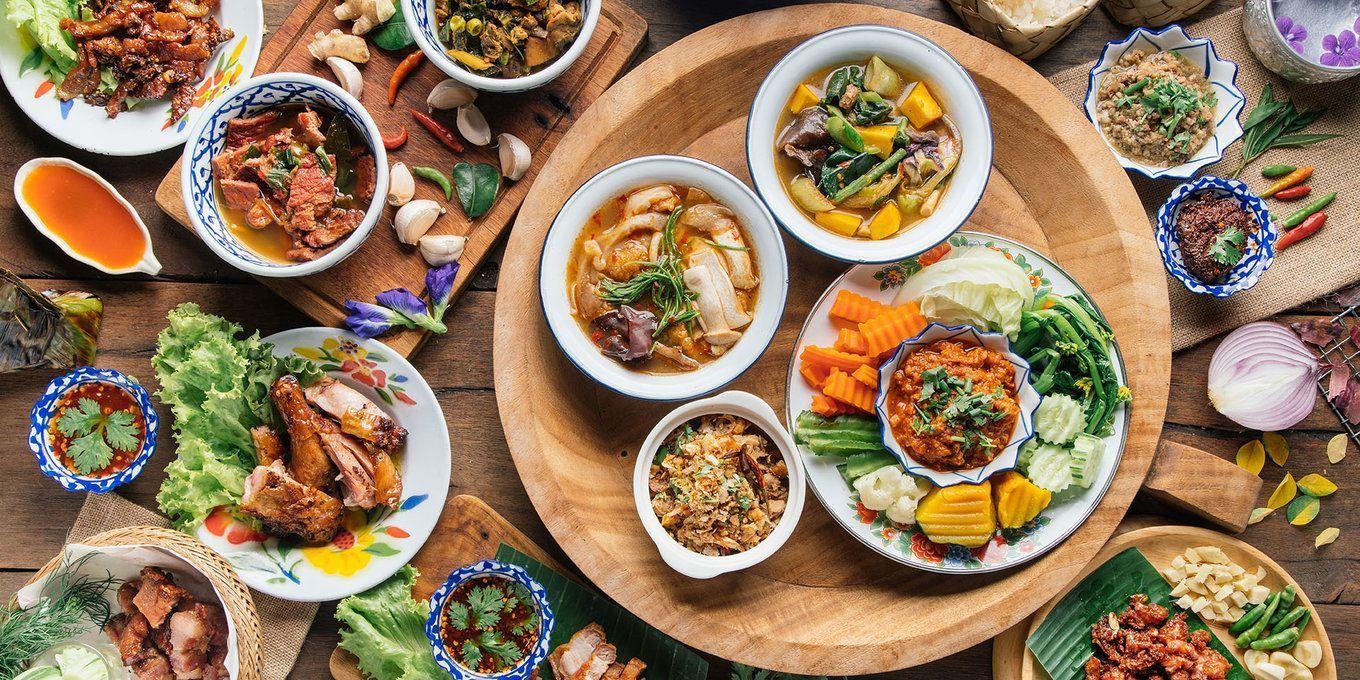 泰国人用餐时习惯把食物分成一口大小再吃,而且他们坚持在吃饭的时候