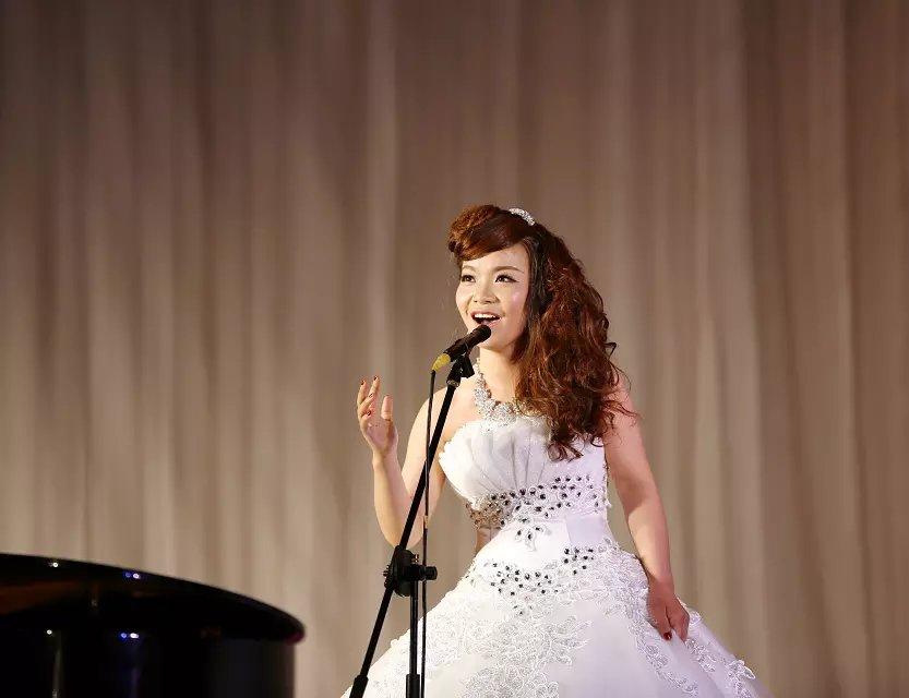 王陆芳一位让人敬畏的歌手传承与时代结合唱出自己的音乐梦