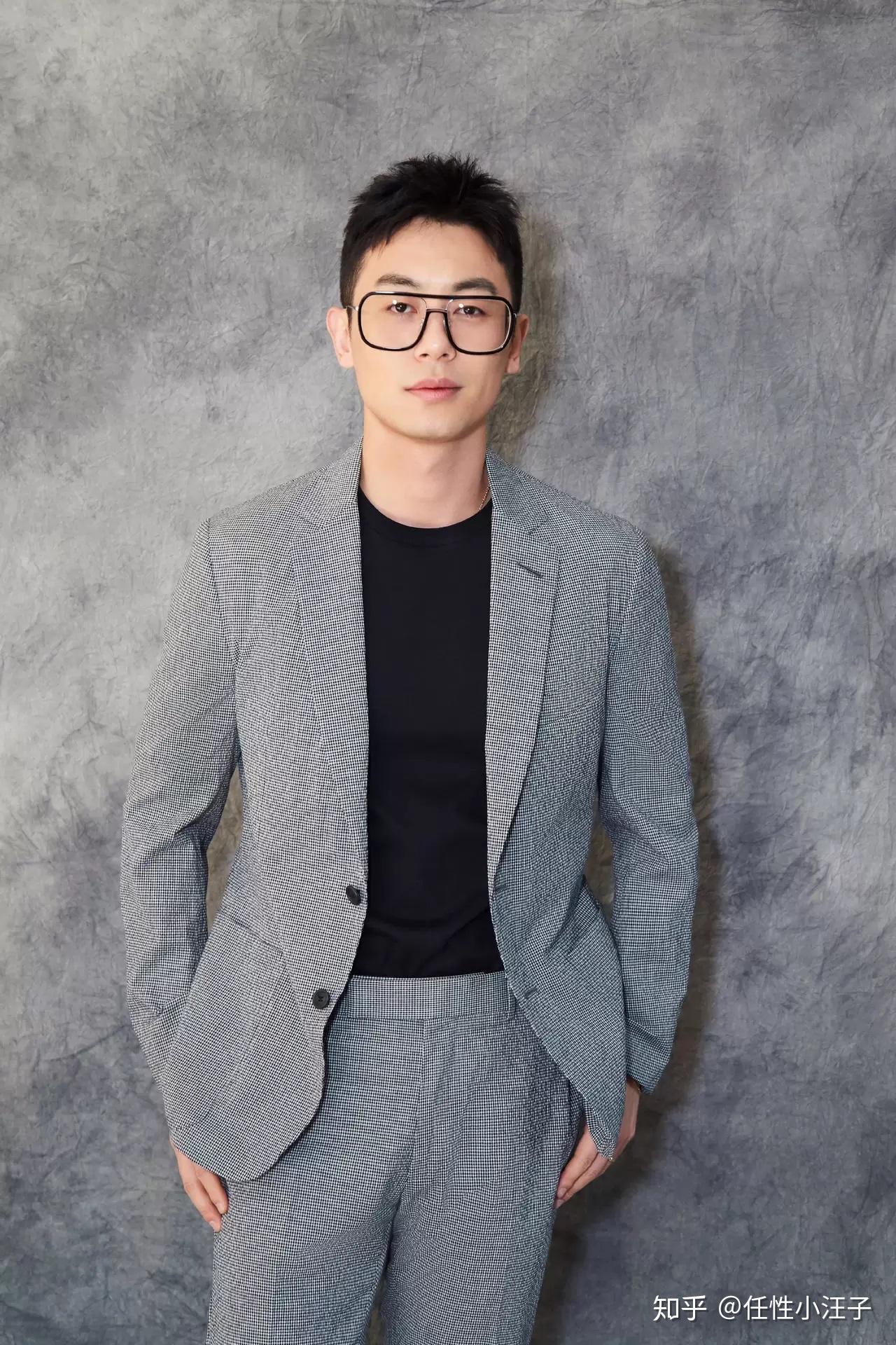 朱亚文的写真大片黑色高领毛衣搭配西装尽显儒雅帅气