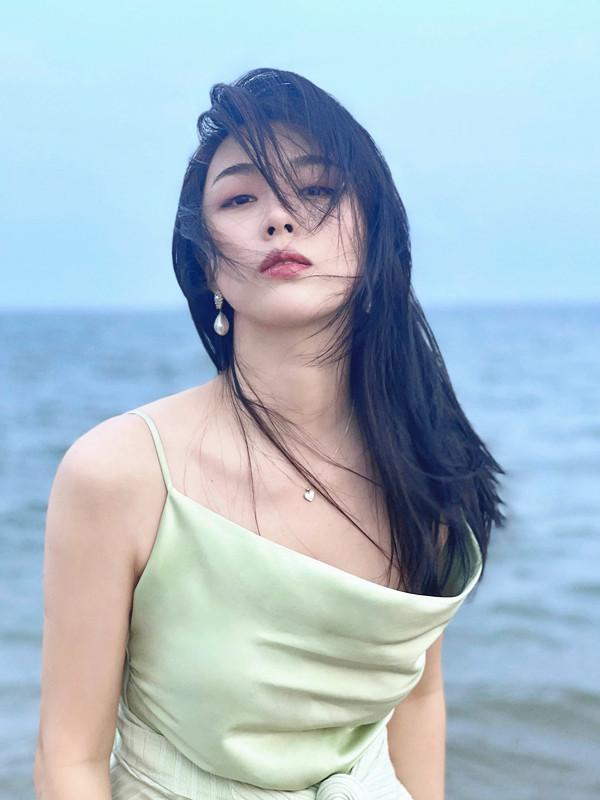 世界小姐冠军余薇薇气质真好穿抹茶裙美到犯规超模身材令人慕