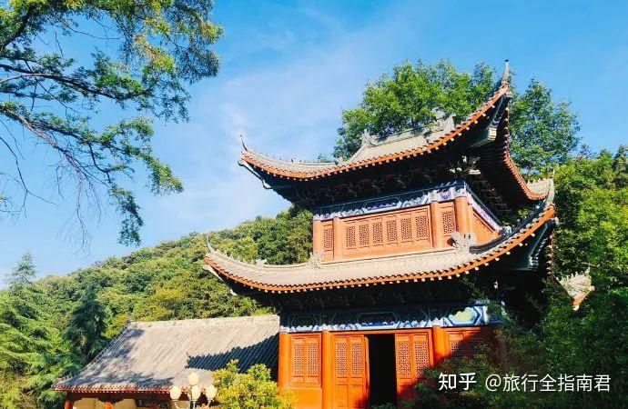 鸡公山是大别山的支脉,主峰鸡公头又名报晓峰,像一只引颈高啼的雄鸡