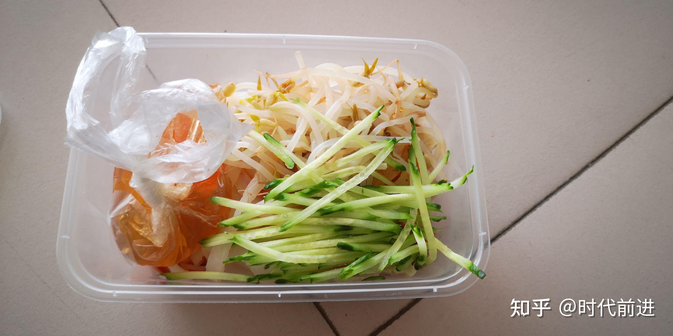 绝味擀面皮包装一看就是用心的袋里的蒜汁和覆盖在擀面皮本体的豆芽和
