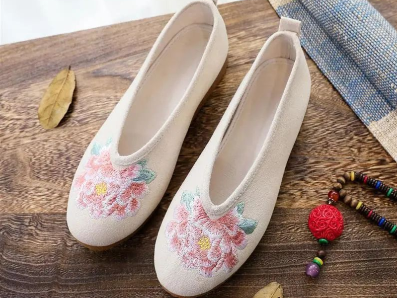 绣花鞋的刺绣手法传承中华装饰唯美的审美观念,注重鞋面的章法和鞋帮