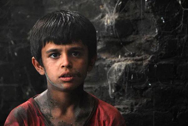 男孩们把自己的理想告诉父亲,而得到的却是急切的父亲的冷笑和怒骂.